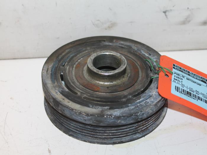 Gebruikte Poelie Waterpomp Iveco New Daily IV 40C15V, 40C15V/P Prijs € 30,00 Margeregeling aangeboden door Van Gils Automotive
