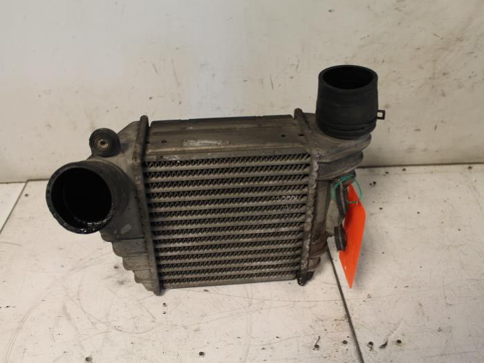 Gebruikte Intercooler Buis Volkswagen Bora (1J2) 1.9 TDI 90 Prijs € 35,00 Margeregeling aangeboden door Van Gils Automotive