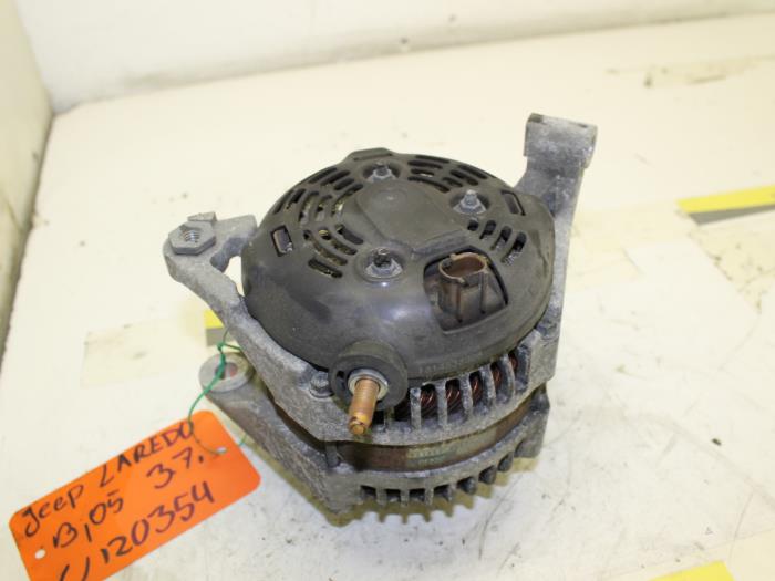 Gebruikte Alternator Jeep Grand Cherokee (WH/WK) 3.7i 4x2 Prijs € 75,00 Margeregeling aangeboden door Van Gils Automotive