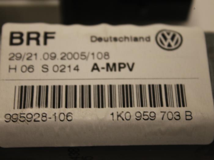 Raammotor Portier van een Volkswagen Touran (1T1/T2) 1.6 FSI 16V 2005