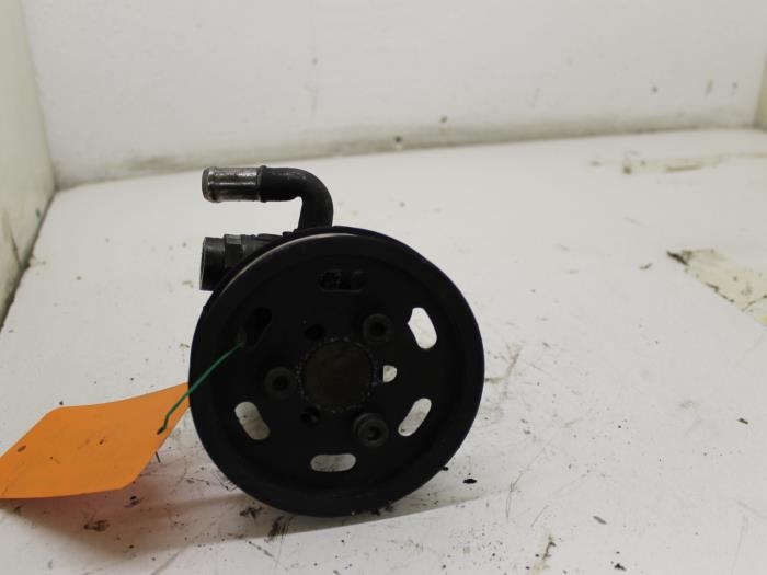 Gebruikte Pomp Servo Volkswagen Passat Variant (3B5) 1.9 TDI 110 Prijs € 60,00 Margeregeling aangeboden door Van Gils Automotive