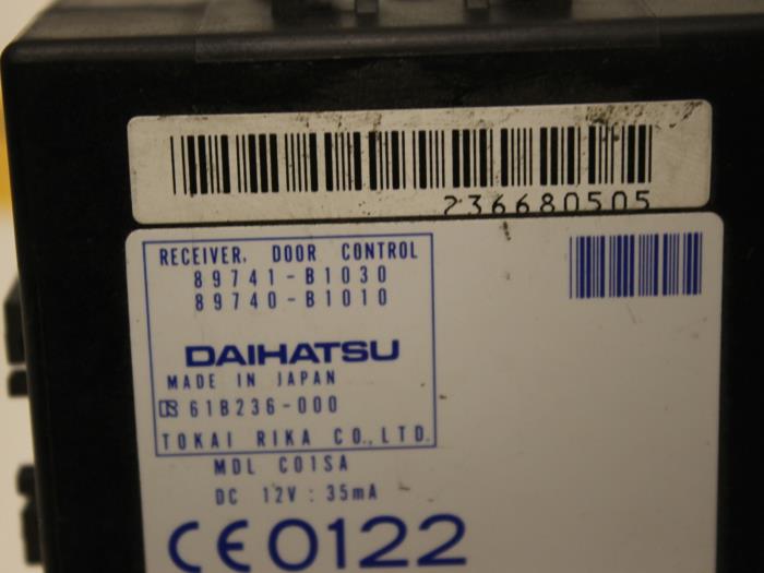 Deur module van een Daihatsu Sirion 2 (M3) 1.0 12V DVVT 2009