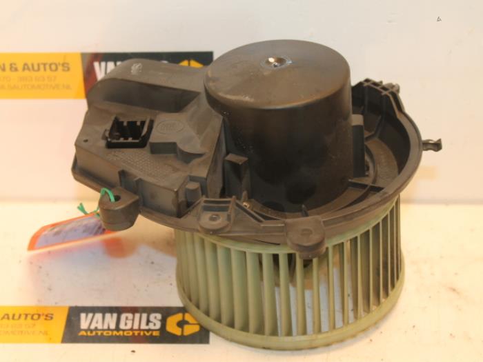 Gebruikte Blower Volkswagen Passat (3B3) 2.0 20V Prijs € 24,00 Margeregeling aangeboden door Van Gils Automotive