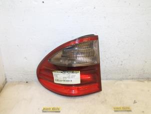 Gebruikte Achterlicht links Mercedes E Combi (S210) 2.2 E-220 CDI 16V Prijs € 45,00 Margeregeling aangeboden door Van Gils Automotive