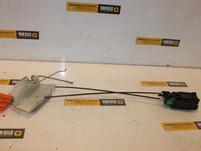 Front door lock mechanism 4-door, right Nissan Pixo O135036 - foto 1