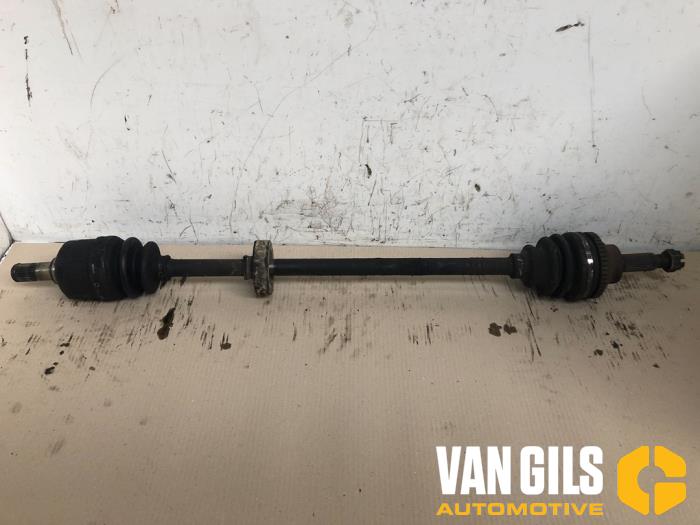 Aandrijfas rechts-voor van een Hyundai Trajet 2.0 CRDi 16V 2002