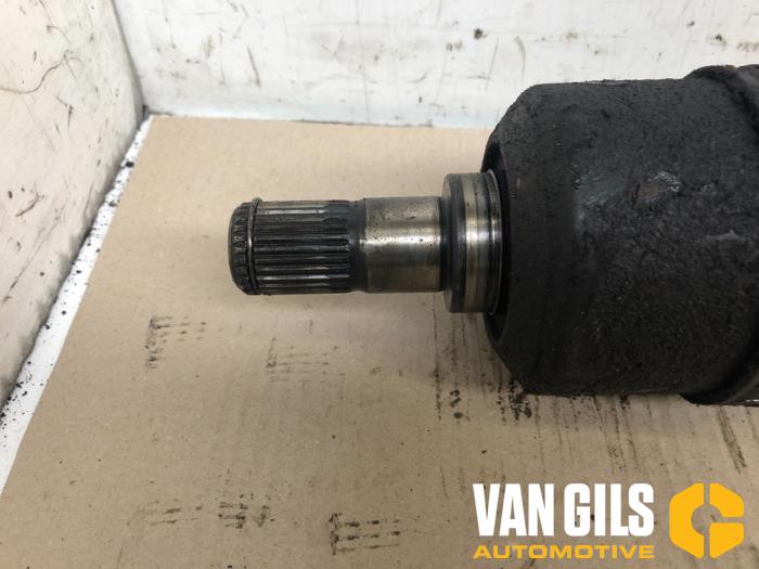 Aandrijfas rechts-voor van een Hyundai Trajet 2.0 CRDi 16V 2002