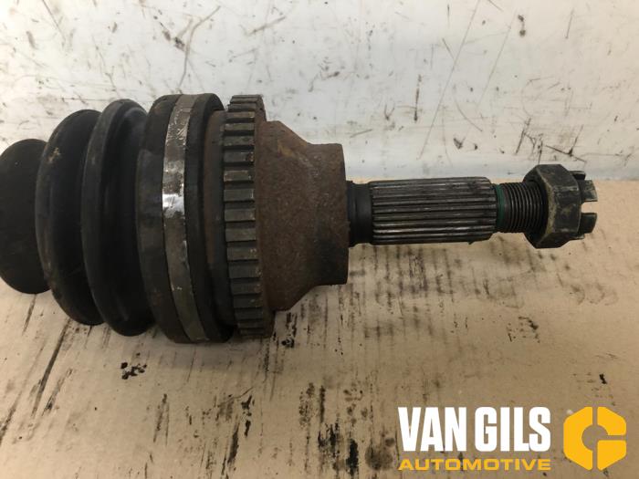 Aandrijfas rechts-voor van een Hyundai Trajet 2.0 CRDi 16V 2002