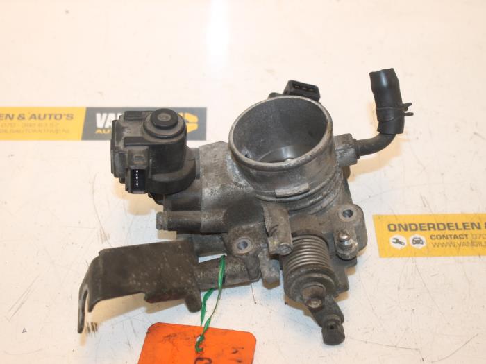 Gebruikte Gasklephuis Kia Shuma 1.6i 16V Prijs € 65,00 Margeregeling aangeboden door Van Gils Automotive