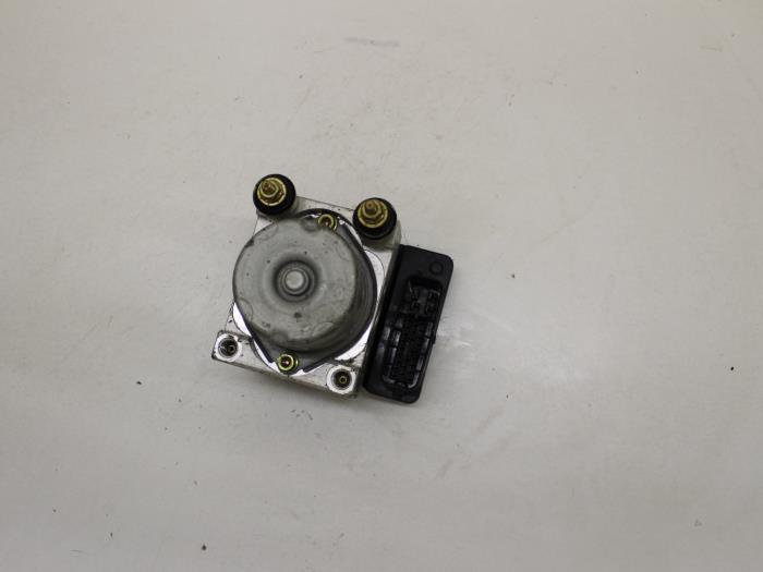 Gebruikte ABS Pomp Mazda 6 Sportbreak (GY19/89) 1.8i 16V Prijs € 75,00 Margeregeling aangeboden door Van Gils Automotive