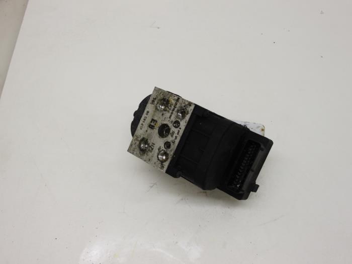 Gebruikte ABS Pomp Opel Zafira (F75) 2.0 DI 16V Prijs € 25,00 Margeregeling aangeboden door Van Gils Automotive