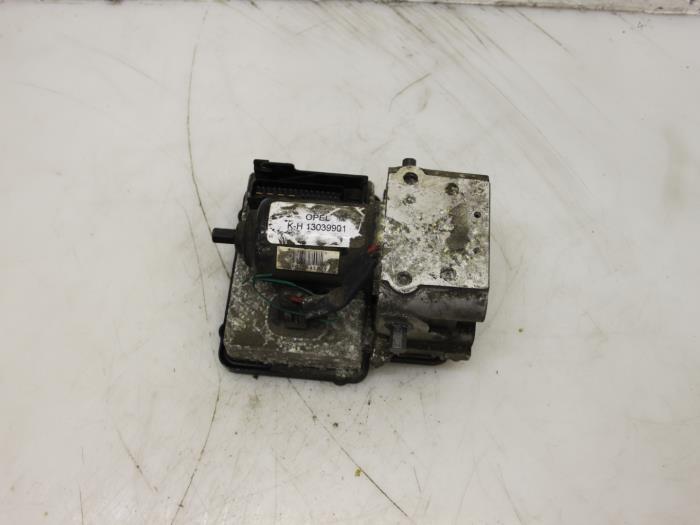 ABS Pomp van een Opel Vectra B Caravan (31) 2.0 Di 16V 1998