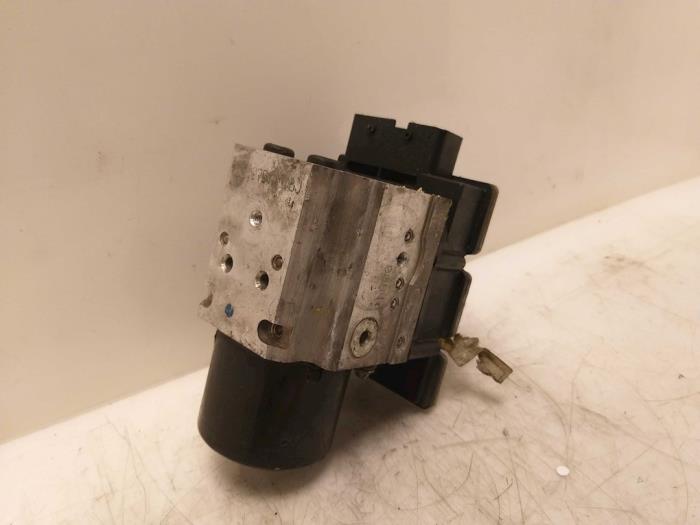 ABS Pomp van een Opel Vectra C 2.2 DTI 16V 2004