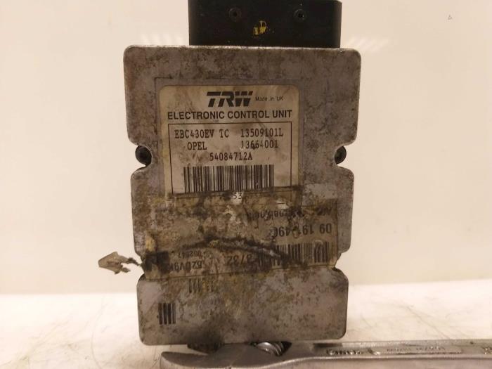 ABS Pomp van een Opel Vectra C 2.2 DTI 16V 2004