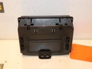 Gebruikte Display Interieur Opel Zafira (F75) 1.6 16V Prijs € 35,00 Margeregeling aangeboden door Van Gils Automotive