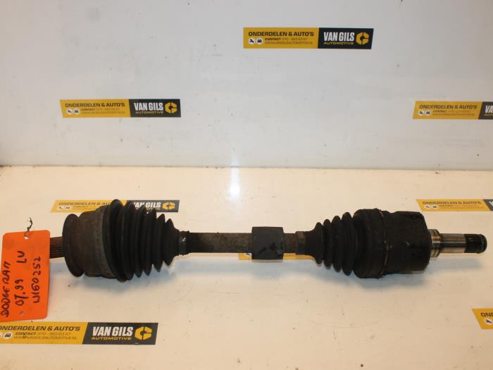 Gebruikte Aandrijfas links-voor Dodge Mini Ram Van 2.5 TD Prijs € 35,00 Margeregeling aangeboden door Van Gils Automotive