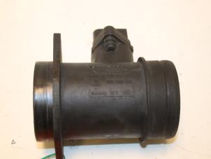 Gebruikte Luchtmassameter Volkswagen Transporter/Caravelle T4 2.5 TDI Prijs € 30,00 Margeregeling aangeboden door Van Gils Automotive