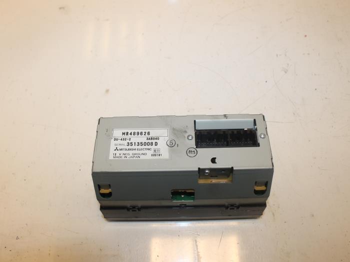 Gebruikte Display Interieur Mitsubishi Space Wagon (N8/N9) 2.0 16V GDI Prijs € 35,00 Margeregeling aangeboden door Van Gils Automotive