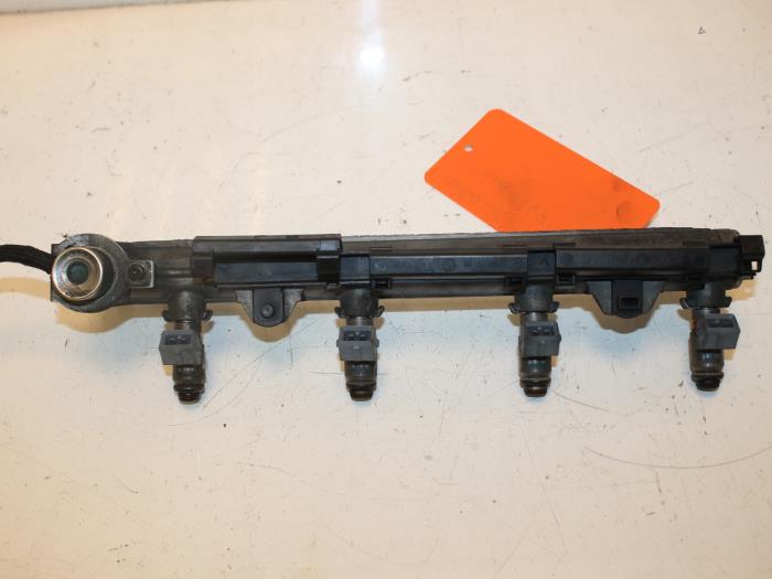 Gebruikte Common rail (Injectie) Volkswagen Golf IV (1J1) 1.4 16V Prijs € 50,00 Margeregeling aangeboden door Van Gils Automotive