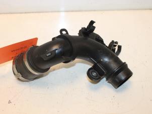 Gebruikte Intercooler Buis Peugeot 308 SW (L4/L9/LC/LJ/LR) 1.2 12V e-THP PureTech 110 Prijs € 33,00 Margeregeling aangeboden door Van Gils Automotive