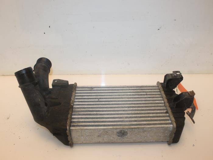 Gebruikte Intercooler Opel Zafira Prijs € 60,00 Margeregeling aangeboden door Van Gils Automotive
