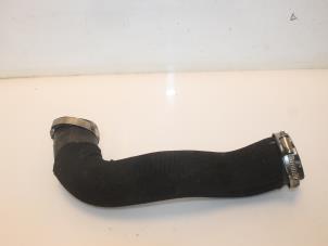 Gebruikte Intercooler Slang Volkswagen Touareg (7PA/PH) 3.0 TDI V6 24V BlueMotion Technology SCR Prijs € 38,72 Inclusief btw aangeboden door Van Gils Automotive