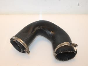 Gebruikte Intercooler Slang Volkswagen Touareg (7PA/PH) 3.0 TDI V6 24V BlueMotion Technology SCR Prijs € 38,72 Inclusief btw aangeboden door Van Gils Automotive