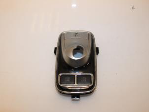 Gebruikte Schakelaar handrem Mitsubishi Outlander (GF/GG) 2.0 16V PHEV 4x4 Prijs € 30,00 Margeregeling aangeboden door Van Gils Automotive