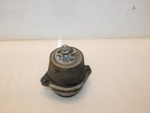 Gebruikte Motorsteun Porsche Cayenne (9PA) 4.5 V8 32V Turbo Prijs € 35,00 Margeregeling aangeboden door Van Gils Automotive