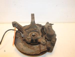 Gebruikte Fusee links-voor Mitsubishi Space Wagon (N8/N9) 2.0 16V GDI Prijs € 65,00 Margeregeling aangeboden door Van Gils Automotive