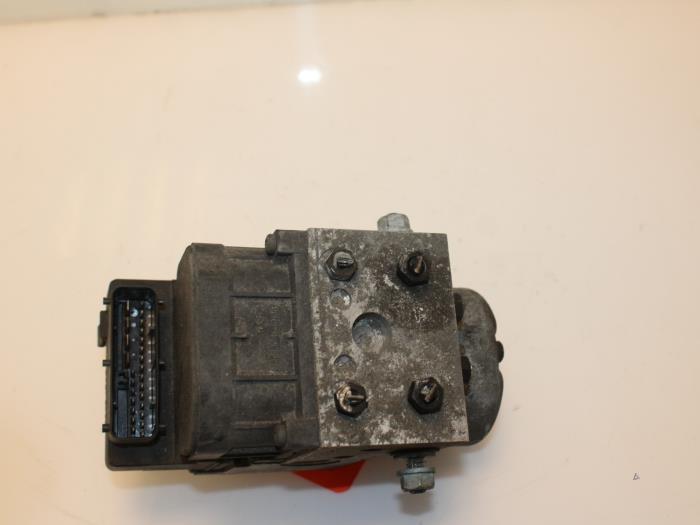 Gebruikte ABS Pomp Volkswagen Passat (3B2) 1.6 Prijs € 25,00 Margeregeling aangeboden door Van Gils Automotive