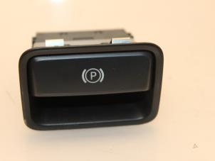 Gebruikte Schakelaar handrem Mercedes A (W176) 1.5 A-180 CDI, A-180d 16V Prijs € 36,30 Inclusief btw aangeboden door Van Gils Automotive