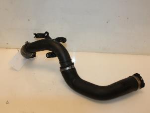 Gebruikte Intercooler Buis Renault Clio IV (5R) 0.9 Energy TCE 90 12V Prijs € 32,00 Margeregeling aangeboden door Van Gils Automotive