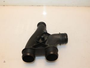 Gebruikte Intercooler Buis Peugeot Partner (GC/GF/GG/GJ/GK) 1.6 HDI 90 Prijs € 30,00 Margeregeling aangeboden door Van Gils Automotive