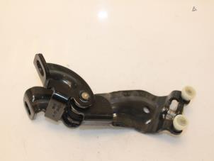 Gebruikte Schuifdeurrol rechts Seat Alhambra (7N) 2.0 TDI 16V Prijs € 36,30 Inclusief btw aangeboden door Van Gils Automotive