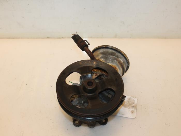 Gebruikte Pomp Servo Toyota Yaris (P1) 1.0 16V VVT-i Prijs € 60,00 Margeregeling aangeboden door Van Gils Automotive