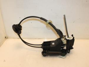 Gebruikte Versnellingspook Peugeot 208 I (CA/CC/CK/CL) 1.2 Vti 12V PureTech 82 Prijs € 55,00 Margeregeling aangeboden door Van Gils Automotive