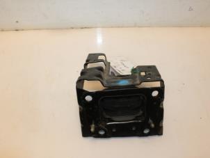 Gebruikte Versnellingsbak Steun Peugeot 208 I (CA/CC/CK/CL) 1.2 Vti 12V PureTech 82 Prijs € 30,00 Margeregeling aangeboden door Van Gils Automotive