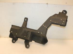 Gebruikte Bodem beschermplaat Lexus CT 200h 1.8 16V Prijs € 33,00 Margeregeling aangeboden door Van Gils Automotive