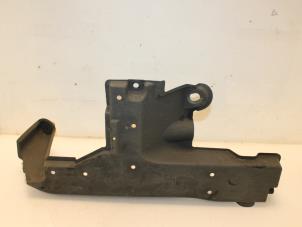 Gebruikte Bodem beschermplaat Lexus CT 200h 1.8 16V Prijs € 33,00 Margeregeling aangeboden door Van Gils Automotive