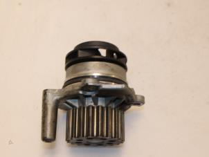 Gebruikte Waterpomp Audi A4 (B8) 2.0 TDI 16V Prijs € 37,00 Margeregeling aangeboden door Van Gils Automotive