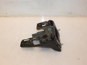 Gebruikte Versnellingsbak Steun Peugeot 208 I (CA/CC/CK/CL) 1.2 Vti 12V PureTech 82 Prijs € 30,00 Margeregeling aangeboden door Van Gils Automotive