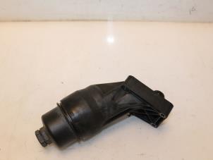 Gebruikte Oliefilterhuis Mercedes B (W245) 1.7 B-170 16V Prijs € 35,00 Margeregeling aangeboden door Van Gils Automotive