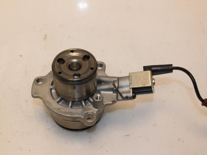 Gebruikte Waterpomp Volkswagen Touran (5T1) 1.6 TDI SCR BlueMotion Technology Prijs € 133,10 Inclusief btw aangeboden door Van Gils Automotive