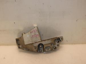 Gebruikte Motorsteun Renault Master III (JV) 2.3 dCi 16V 100 Prijs € 54,00 Margeregeling aangeboden door Van Gils Automotive