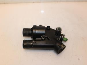 Gebruikte Thermostaathuis Landrover Range Rover Evoque (LVJ/LVS) 2.2 eD4 16V 5-drs. Prijs € 38,00 Margeregeling aangeboden door Van Gils Automotive