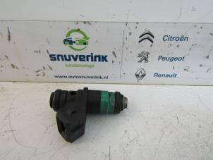 Gebruikte Injector (benzine injectie) Renault Megane II CC (EM) 2.0 16V Prijs € 35,00 Margeregeling aangeboden door Snuverink Autodemontage