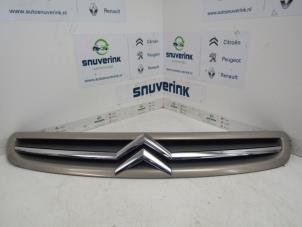 Gebruikte Grille Citroen Xsara Picasso (CH) 1.6i 16V Prijs € 10,33 Margeregeling aangeboden door Snuverink Autodemontage