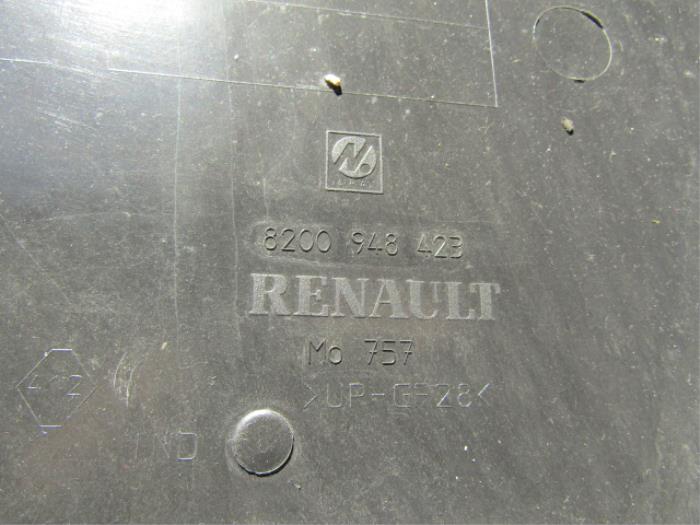 Beschermplaat bodem van een Renault Megane III Grandtour (KZ) 1.5 dCi 90 2011