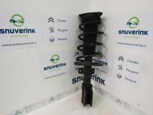 Gebruikte Schokdemperpoot rechts-voor Peugeot 308 (L3/L8/LB/LH/LP) 1.6 BlueHDi 120 Prijs € 90,75 Inclusief btw aangeboden door Snuverink Autodemontage